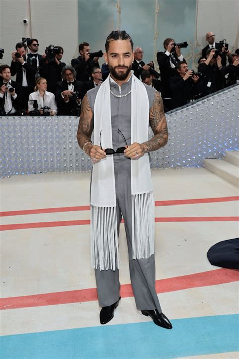 Maluma En Costume Gris Et écharpe Blanche Boss