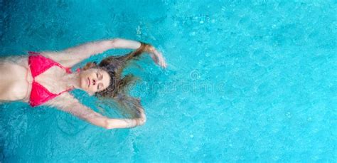 Joven Y Sexy Mujer Rubia En Bikini Rosa Nadando En La Piscina Turquesa Del Spa El Pelo Largo