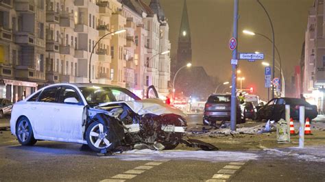 Fu G Nger In Wedding Schwer Verletzt Autofahrer Fl Chtet