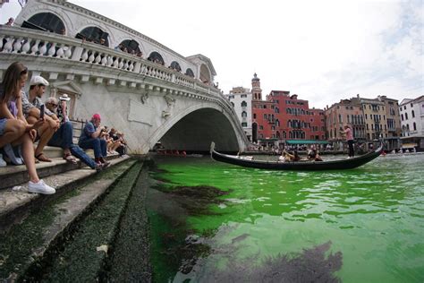 Acqua Verde A Venezia In Canal Grande Effetto Fluo Ancora Per Qualche