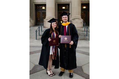 18 Gaya Foto Wisuda Bareng Teman Sendiri Dan Pacar Dengan Pose