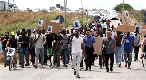 Migrante Ucciso Rabbia E Protesta A San Ferdinando Giustizia Per