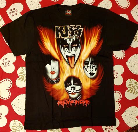 Se Produkter Som Liknar Kiss Revenge T Shirt Storlek P Tradera