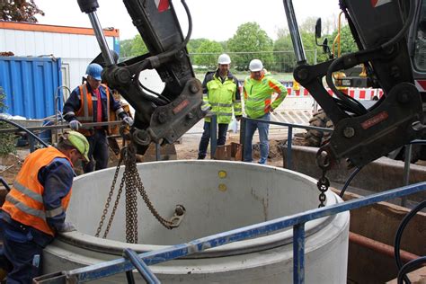 Modernste Abwassertechnik Absenkschacht für Pumpstation in Bösinghoven