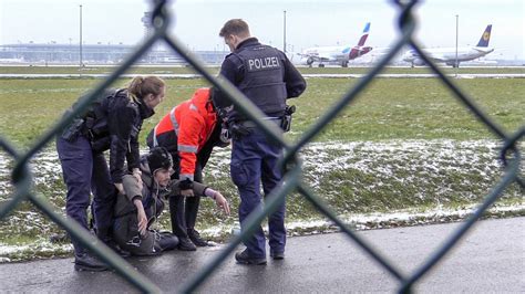 M Nchner Flughafen Klimaaktivisten Kleben Sich Auf Rollfeld Fest