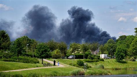 Lagerhalle nach Brand zerstört enorme Rauchwolke über Essen