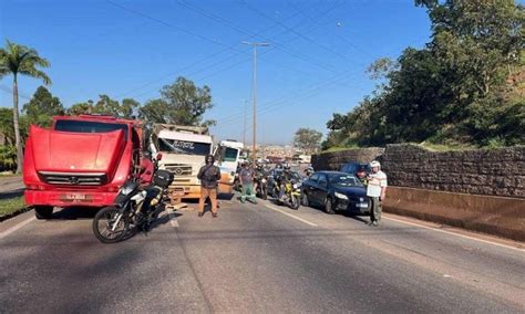 Acidente Entre Caminh Es Complica Tr Nsito No Anel Rodovi Rio Tecle M Dia