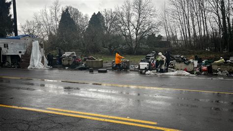 Portland crews remove one of the city’s largest homeless camps | kgw.com