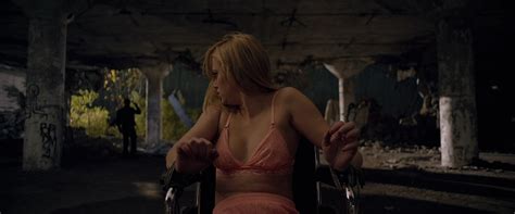 Naked Maika Monroe In It Follows