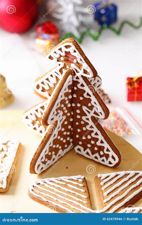 Adornamiento De Las Galletas Del Pan De Jengibre Foto De Archivo