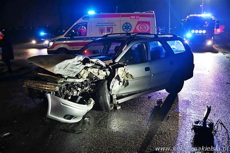 Zderzenie trzech samochodów osobowych Droga zablokowana Wiecbork112 pl