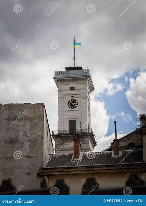 Bandera De Ucrania Renunciando A La Torre Del Reloj Del Ayuntamiento De