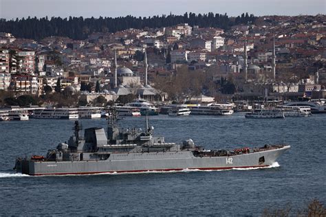 Ucrania Bombardea Un Buque De Guerra Ruso De Desembarco En Crimea