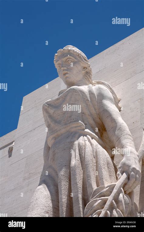 Honolulu, Hawaii, USA. 29th May, 2015. The Lady Columbia statue ...