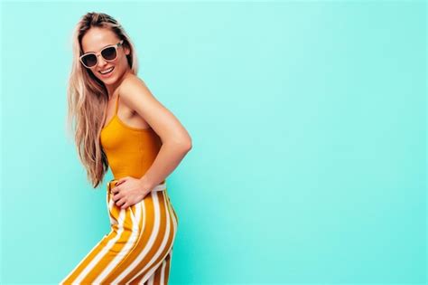 Jeune Belle Femme Blonde Souriante Dans Des V Tements Jaunes D T La Mode Sexy Femme