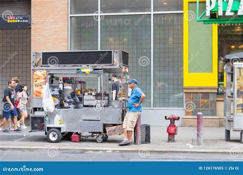 Street Food Vendor Cart in Manhattan. Editorial Image - Image of ...