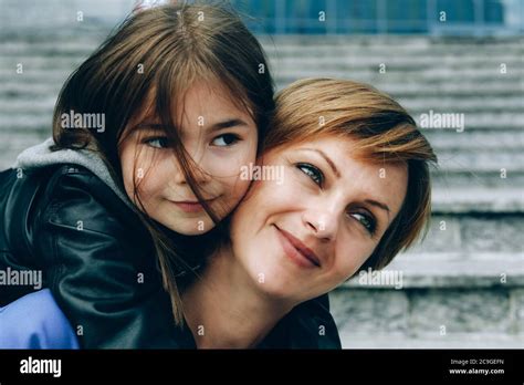 Jeune Maman Et Sa Fille Banque De Photographies Et Dimages à Haute