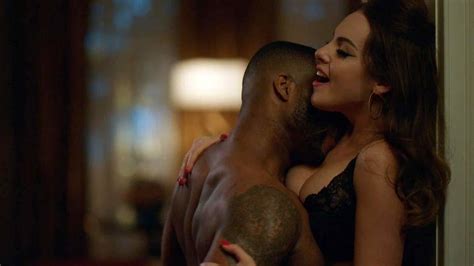 Elizabeth Gillies Cleavage In Scene On Scandalplanetcom Xhamster