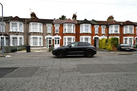 Cobham Road Ilford Ig3 3 Bed Terraced House To Rent £2 100 Pcm £