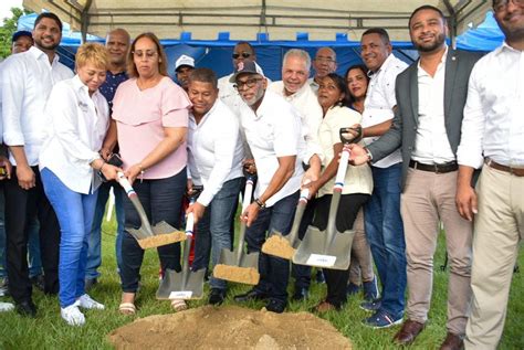 Dan primer palazo para remozamiento campo béisbol