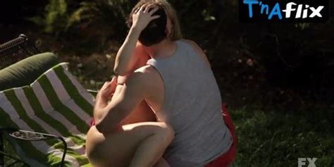 Fiona Gubelmann Bikini Scene In Wilfred Tnaflix