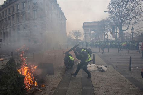 Gilets Jaunes Demonstration Champs Elysees Paris Nigel Dickinson