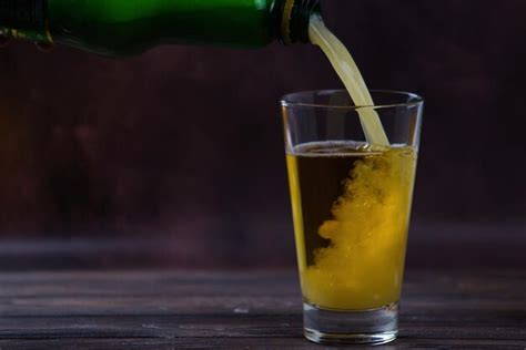 Despeje A Cerveja Em Um Copo De Cerveja Saborosa Cerveja Fresca Em Um