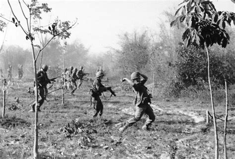 Vietnam War 1966 Us Infantrymen Of The Us 25th Divisio Flickr