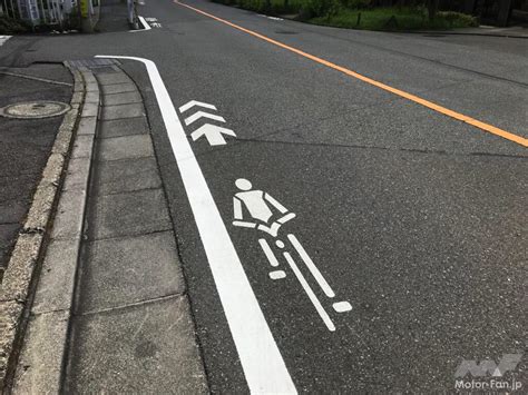 道路わきに「自転車専用」と書かれたレーンをバイクで走るのは何違反？ 白い自転車マークとの違いは？ ｜ Motor Fan Bikes モーター