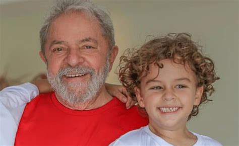 Lula Chora Homenagem A Neto Que Morreu Quando Ele Estava Preso