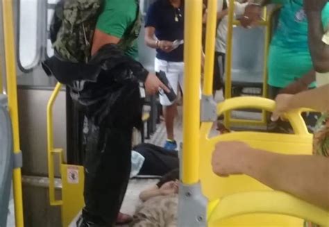 ARRASTÃO Passageiros e motorista de ônibus são roubados por três