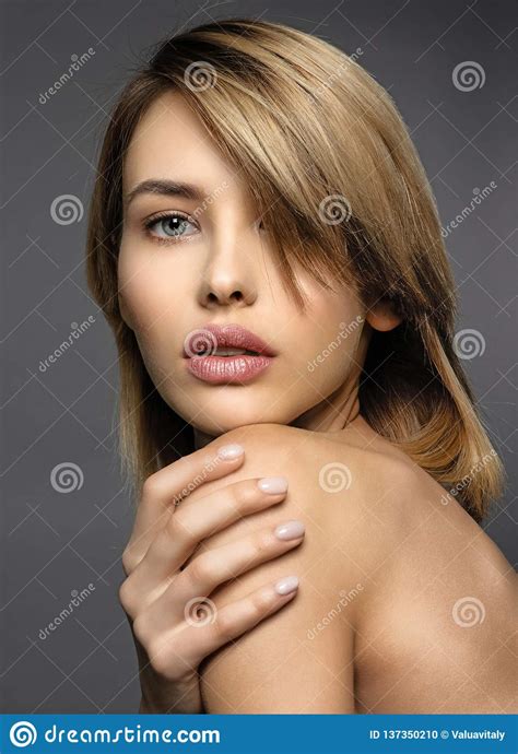 Femme De Blone Avec Des Cheveux Courts Frange Femme Blonde Sexy Photo Stock Image Du Coiffure