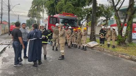 Incêndio em abrigo para jovens mata três crianças e uma mulher e deixa