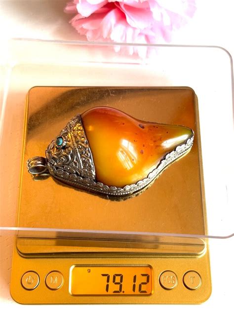 Beautiful Vintage Shell Conch And Mango Shape Handmad Gem