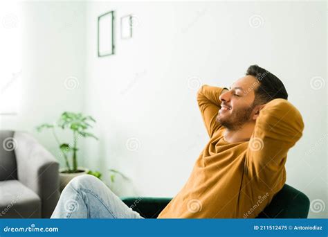 Hombre Latino Sonriendo Mientras Se Siente Calmado Y Relajado Imagen De