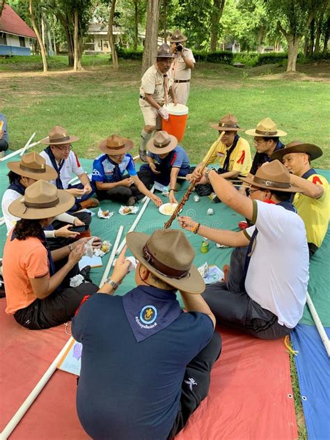 Hora Del Almuerzo En El Campamento De La Selva Tropical Imagen De