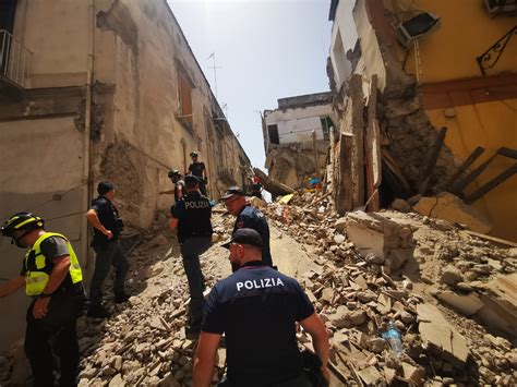 Torre Del Greco Crolla Palazzina Di Tre Piani Zerottouno