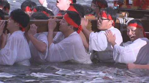 しめ込み姿の若者が神輿を担いで川を渡る 日本三大裸祭りのひとつ「秋の大祭」 大分 Tbs News Dig