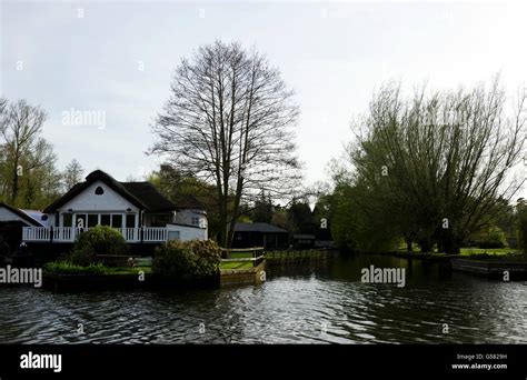 Attractive Riverside Thatched Chalet By A Quiet Inlet Near Horning On