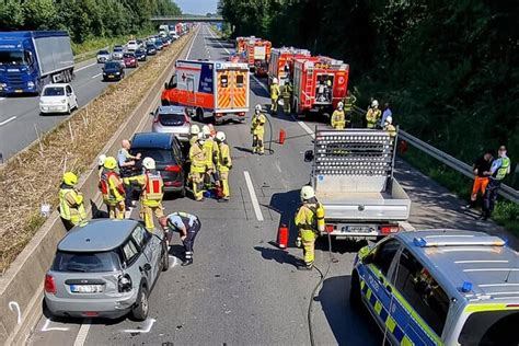 Schwerer Unfall Auf Der A Vier Menschen Verletzt Darunter Auch Ein Kind