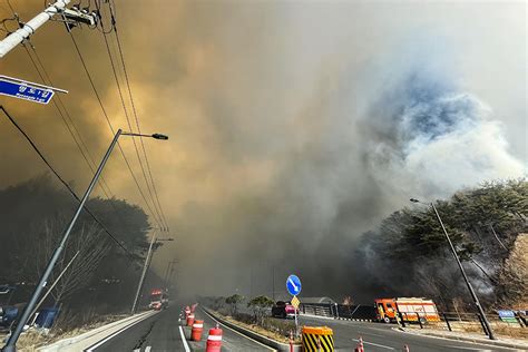 Gallery: Thousands Flee South Korea Wildfire - Caixin Global