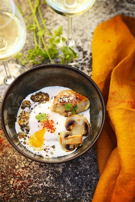 Oeuf Poché Aux Lentilles Vertes à La Crème De Champignons Et Au Foie