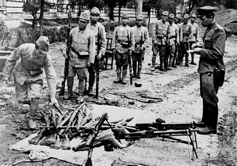 Японцы складывают оружие — Historion