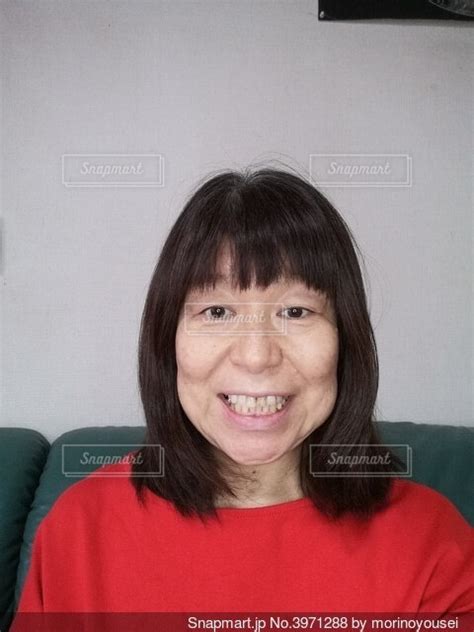 歯を見せている60歳の女性の写真・画像素材[3971288] Snapmart（スナップマート）