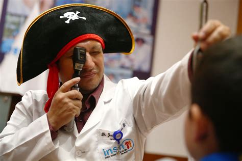 MÉDICOS VESTIDOS DE PIRATAS ATENDIERON A NIÑOS Y ADOLESCENTES EN