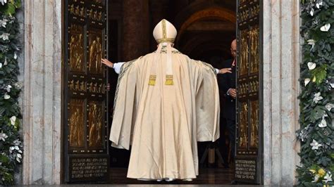 Apertura De La Puerta Santa De La Basílica De San Pedro Del Vaticano