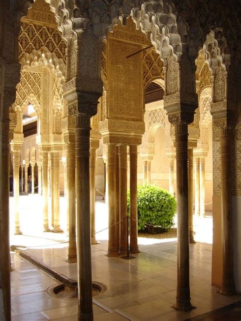 Pasillos Y Columnas Del Patio De Los Leones En La Alhambra De