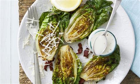 Cogollos de lechuga a la parrilla con salsa César