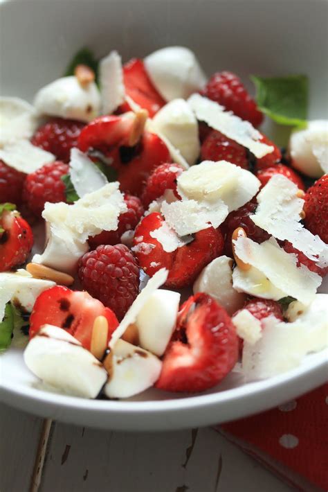 salade aux fraises , framboises ,et parmesan | Salade fraise, Salade de ...