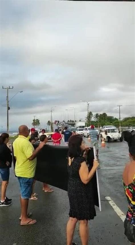 Moradores do Pontal protestam na Av Assis Chateaubriand em Maceió